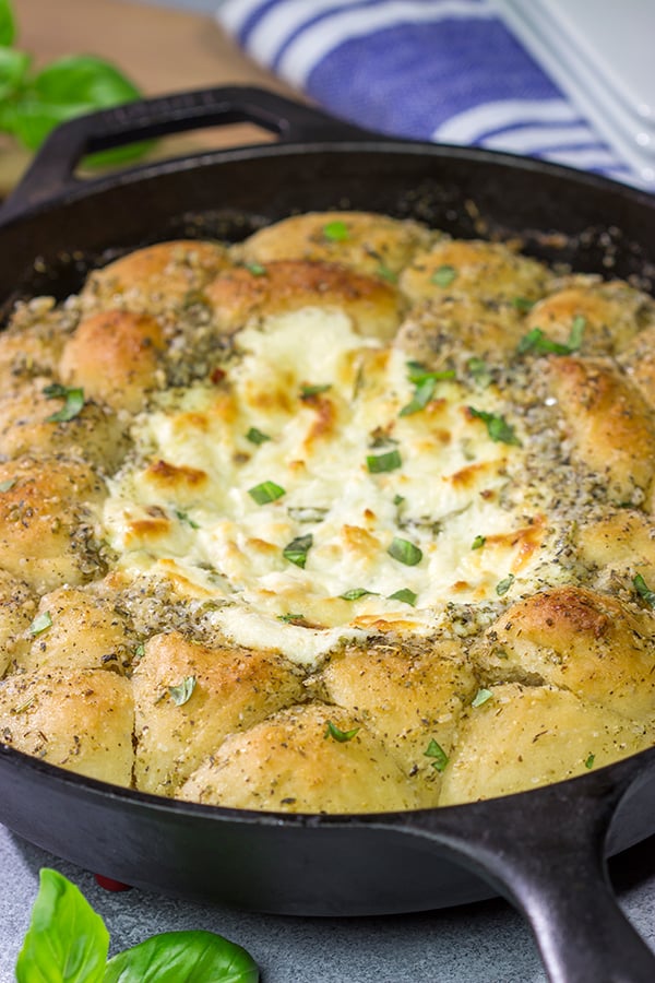 Looking for a tasty and fun appetizer idea? This White Pizza Dip is a creamy, delicious dip...and it's surrounded by warm garlic knots!