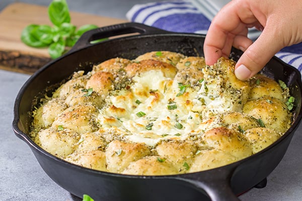 Looking for a tasty and fun appetizer idea? This White Pizza Dip is a creamy, delicious dip...and it's surrounded by warm garlic knots!