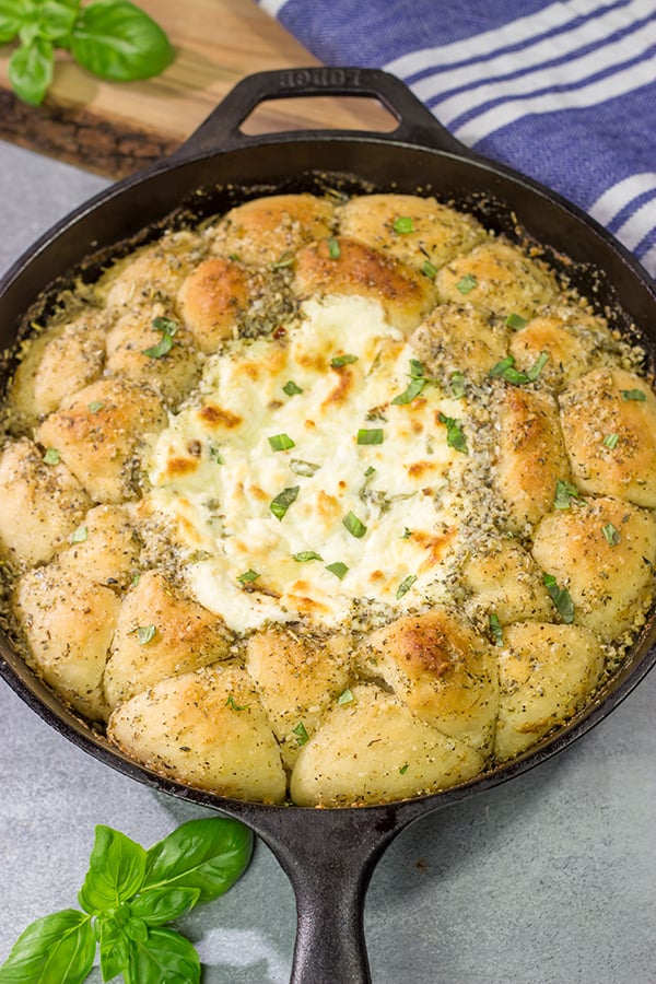 Looking for a tasty and fun appetizer idea? This White Pizza Dip is a creamy, delicious dip...and it's surrounded by warm garlic knots!