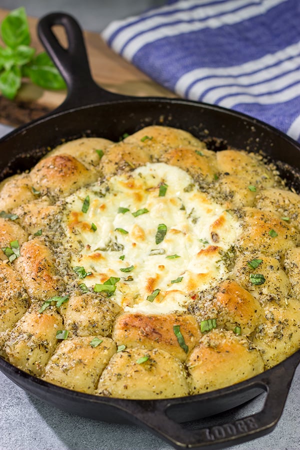 Looking for a tasty and fun appetizer idea? This White Pizza Dip is a creamy, delicious dip...and it's surrounded by warm garlic knots!