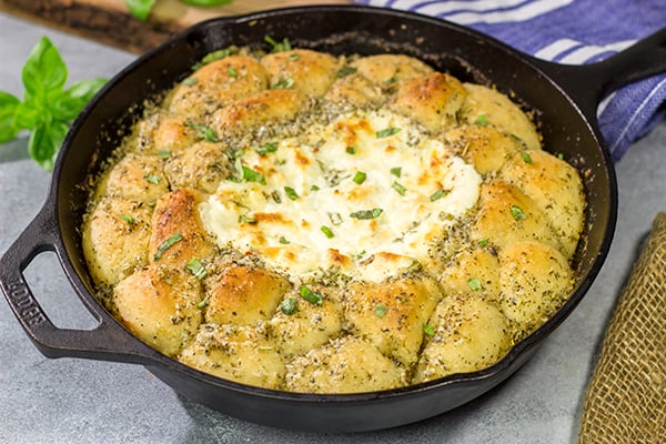 Looking for a tasty and fun appetizer idea? This White Pizza Dip is a creamy, delicious dip...and it's surrounded by warm garlic knots!