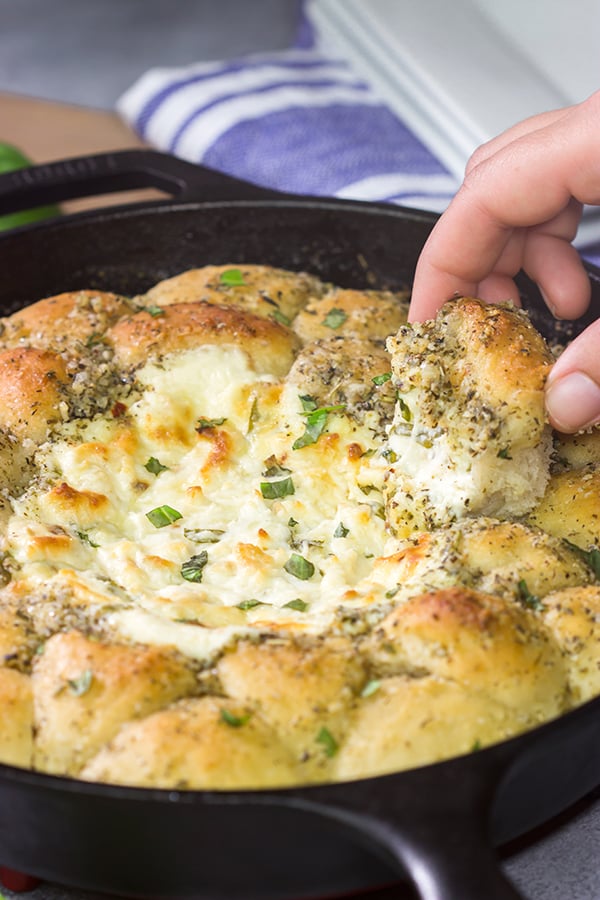 Looking for a tasty and fun appetizer idea? This White Pizza Dip is a creamy, delicious dip...and it's surrounded by warm garlic knots!