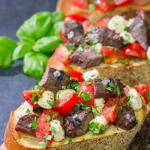 Looking for a fun summer grilling recipe? Grab some steak and tomatoes and whip up a batch of this Grilled Steak and Tomato Crostini!