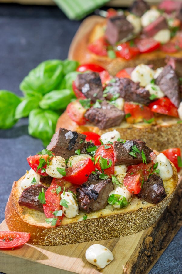 Looking for a fun summer grilling recipe? Grab some steak and tomatoes and whip up a batch of this Grilled Steak and Tomato Crostini!