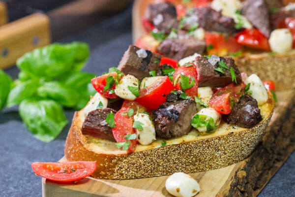 Looking for a fun summer grilling recipe? Grab some steak and tomatoes and whip up a batch of this Grilled Steak and Tomato Crostini!