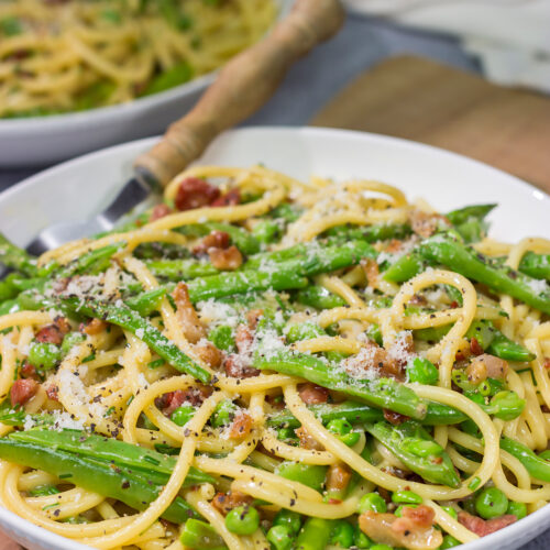 Loaded with spring vegetables tossed in a creamy, cheesy sauce, this Spaghetti Carbonara with Spring Vegetables makes for a delicious comfort food meal!