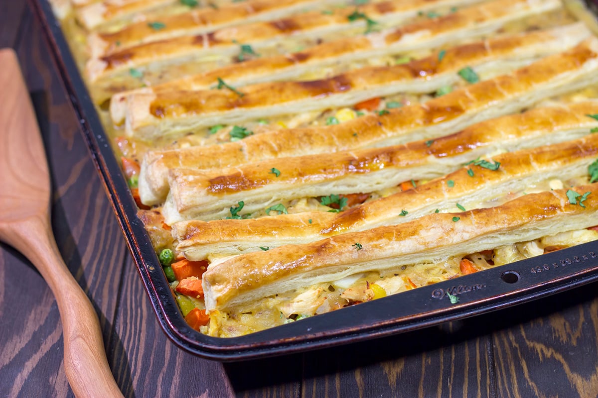 ooking for the ultimate winter comfort food? Grab a sheet pan and make this Sheet Pan Chicken Pot Pie for dinner tonight!