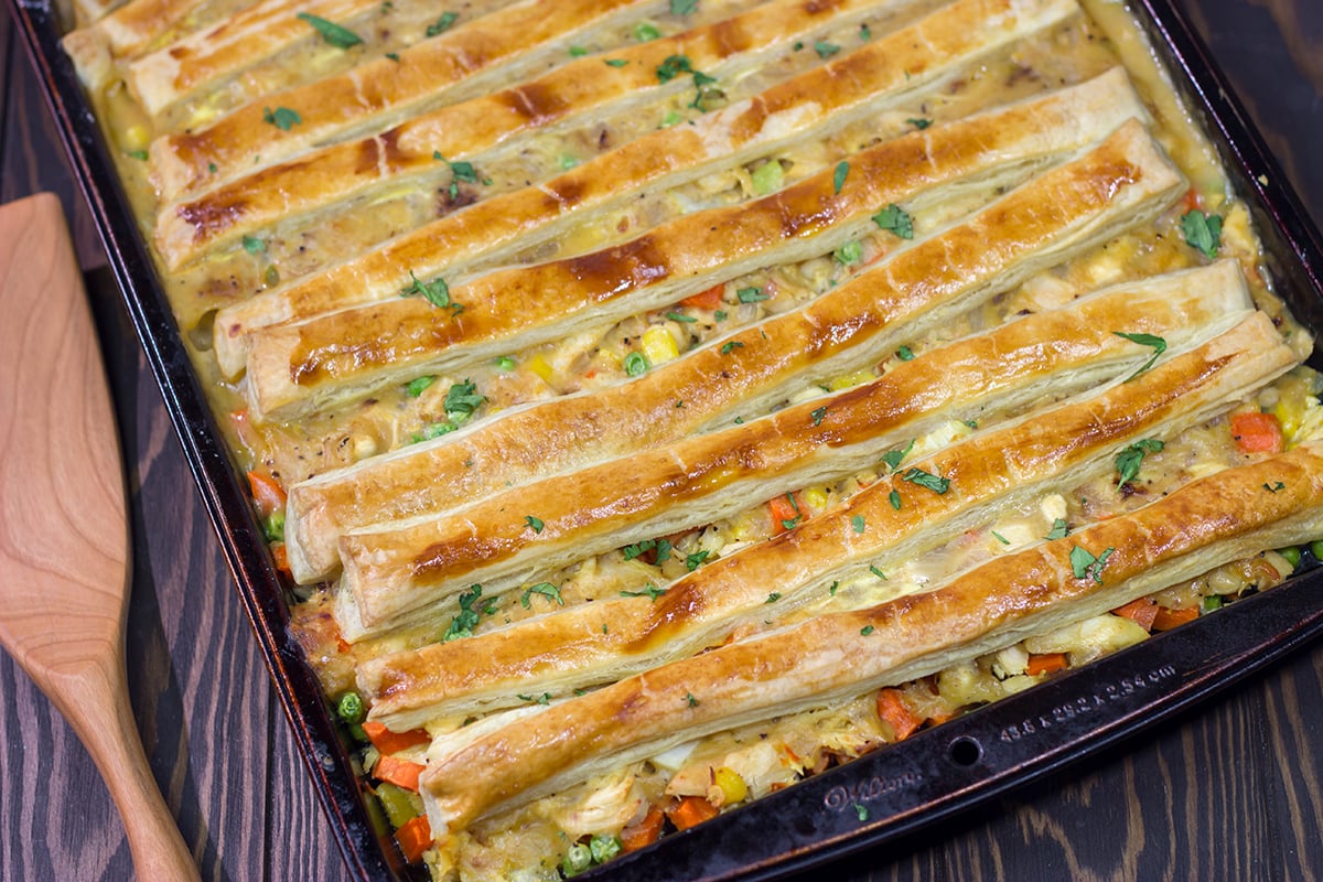 ooking for the ultimate winter comfort food? Grab a sheet pan and make this Sheet Pan Chicken Pot Pie for dinner tonight!