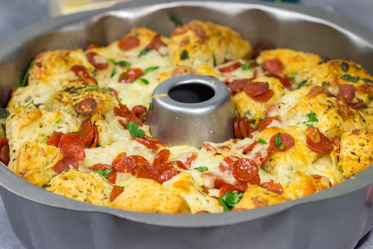 his Pepperoni Pizza Monkey Bread is packed with bread, herbs, pepperoni and 2 types of cheese - it makes for a great gameday appetizer!