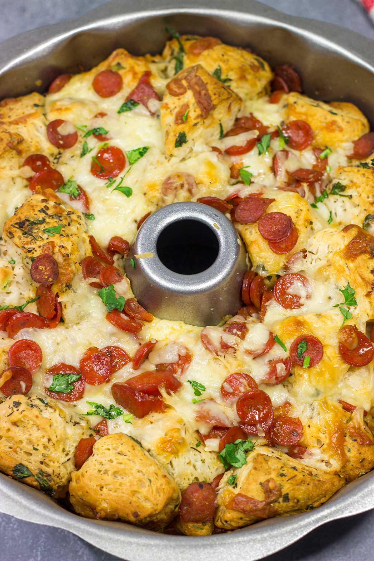 his Pepperoni Pizza Monkey Bread is packed with bread, herbs, pepperoni and 2 types of cheese - it makes for a great gameday appetizer!
