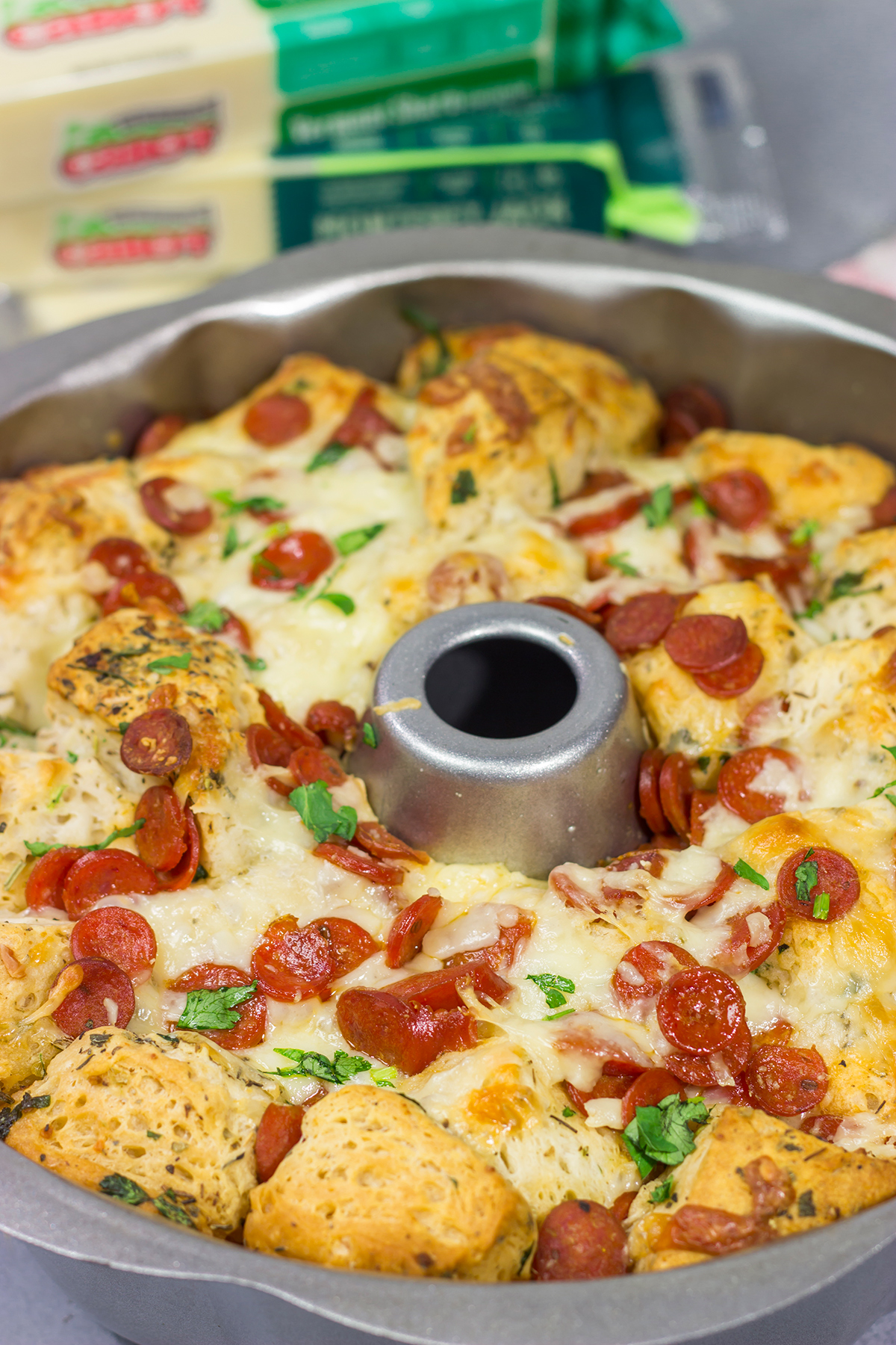 his Pepperoni Pizza Monkey Bread is packed with bread, herbs, pepperoni and 2 types of cheese - it makes for a great gameday appetizer!