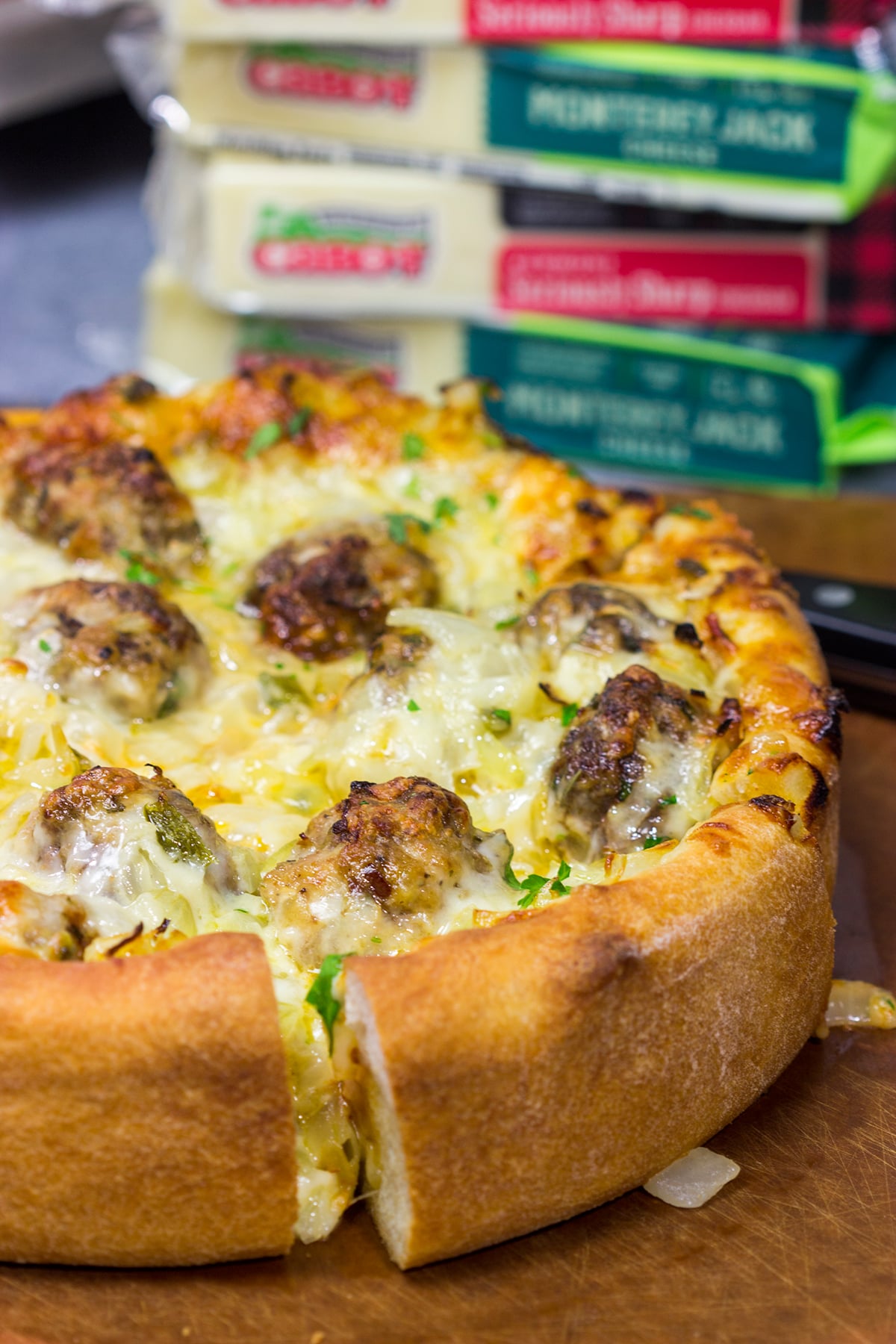 Pull out the springform pan...for pizza! Filled with 2 types of cheese, meatballs and seasonings, this Deep Dish Meatball Pizza is a fun way to mix up pizza night!