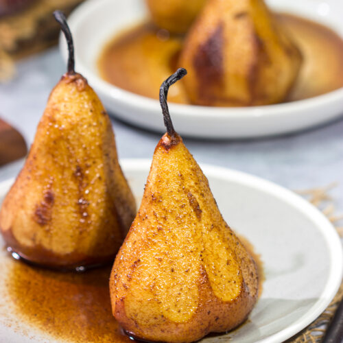 Looking for an easy dessert recipe? These Honey Roasted Pears are packed with flavor - they're perfect for a chilly autumn or winter evening!