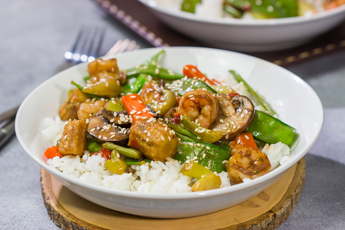 Looking for a quick weeknight meal? This Sesame Shrimp Stir Fry is packed with flavor, and it's easy to make!