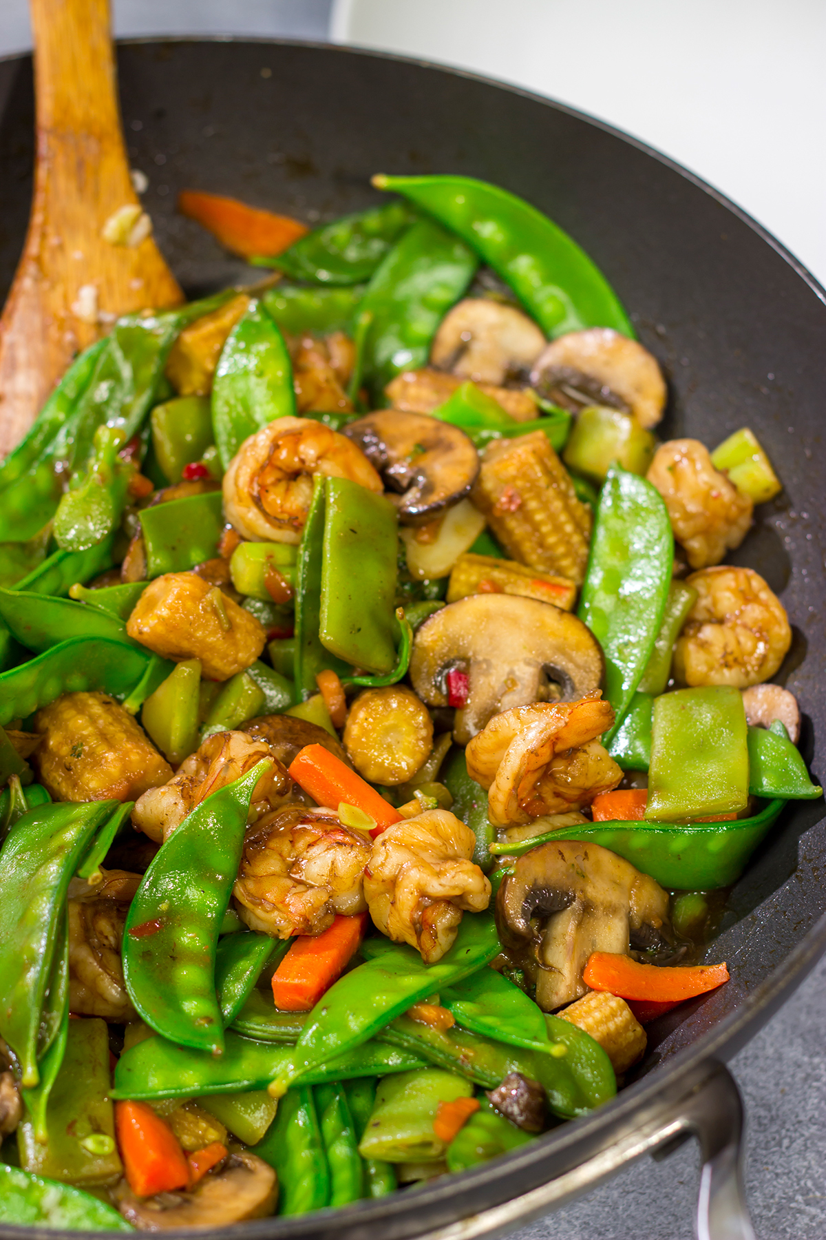 Looking for a quick weeknight meal? This Sesame Shrimp Stir Fry is packed with flavor, and it's easy to make!