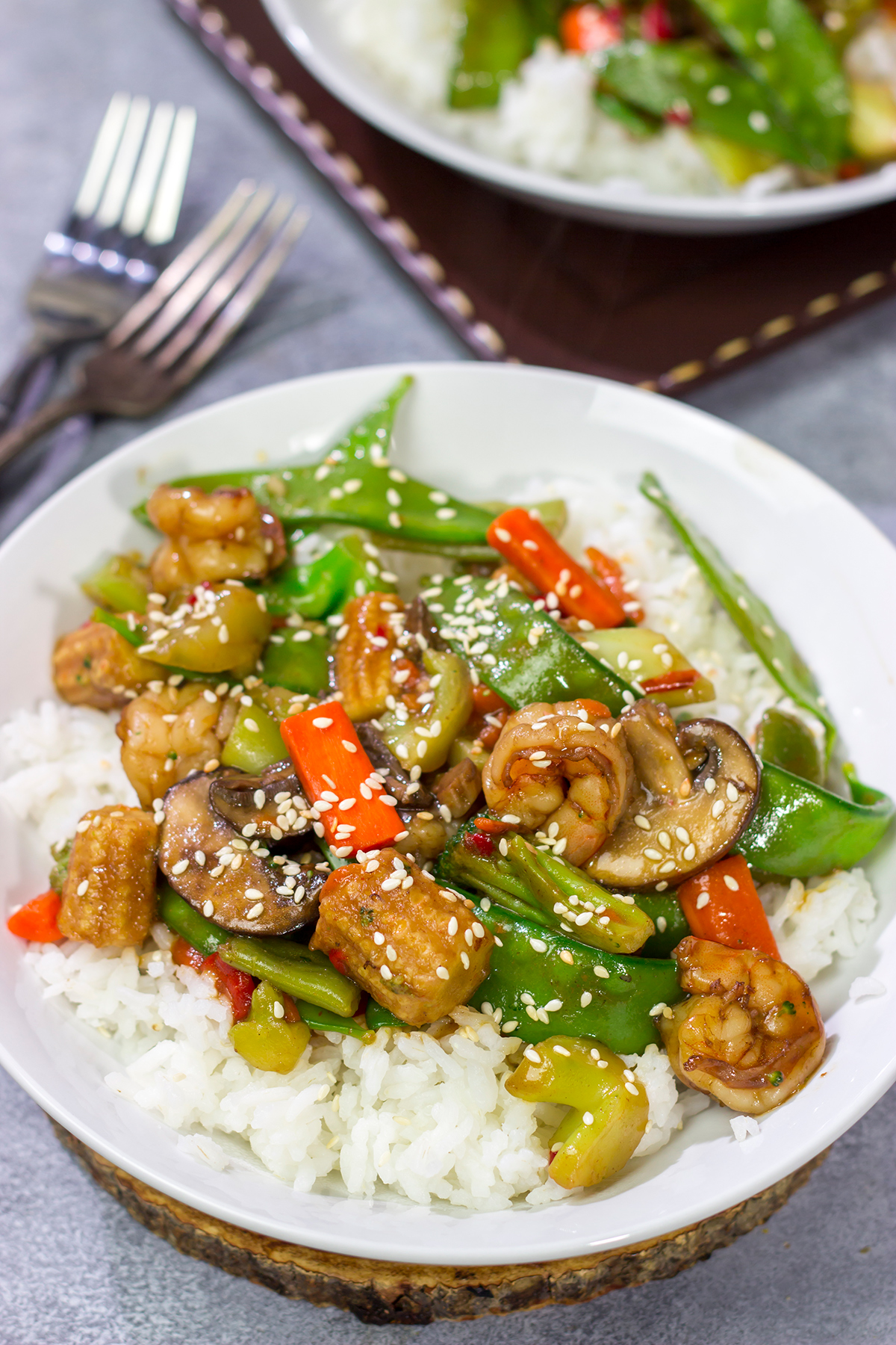 Looking for a quick weeknight meal? This Sesame Shrimp Stir Fry is packed with flavor, and it's easy to make!
