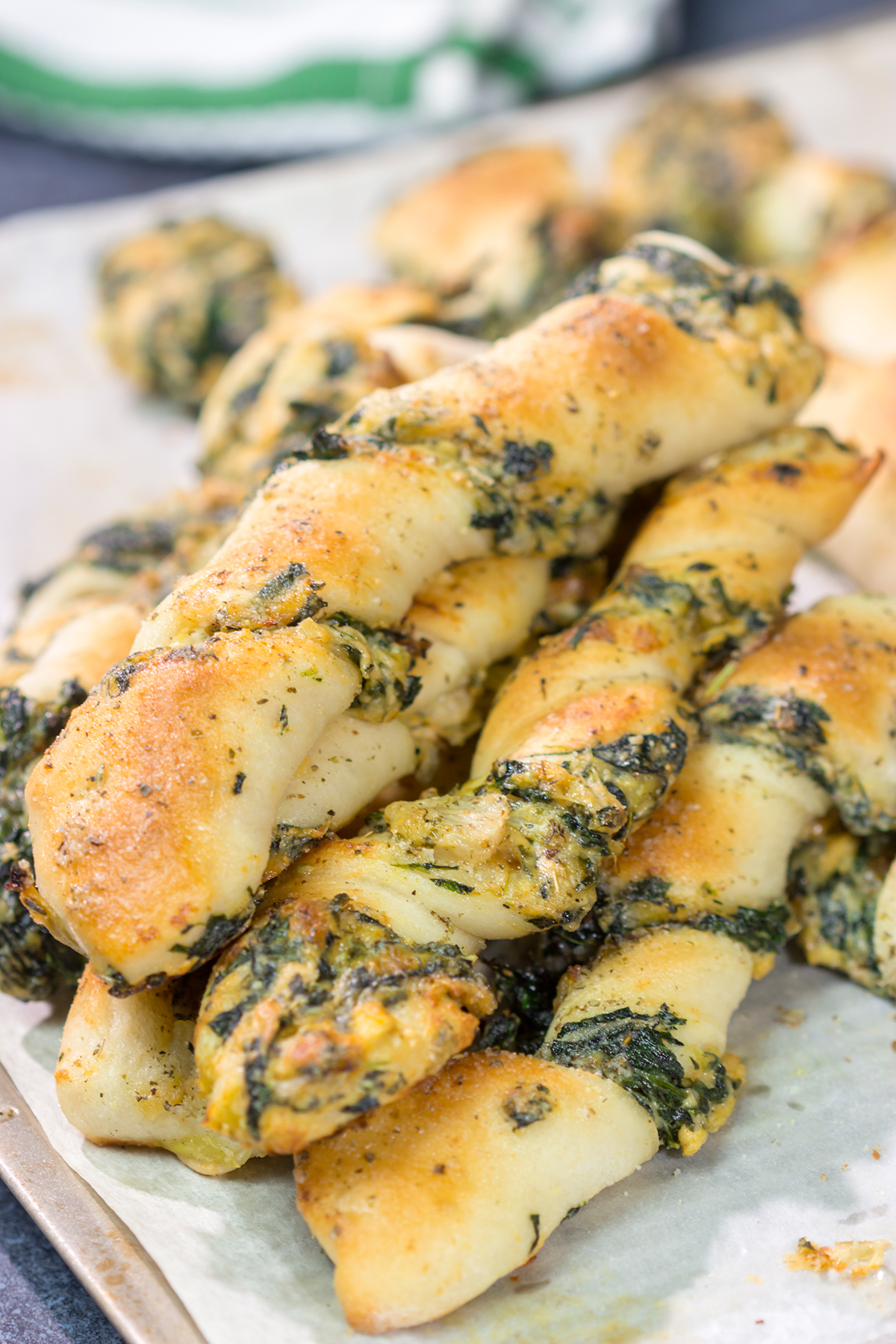 Looking for a tasty gameday appetizer? These Spinach Artichoke Breadsticks are a combination of garlic knots + spinach artichoke dip. They're delicious!