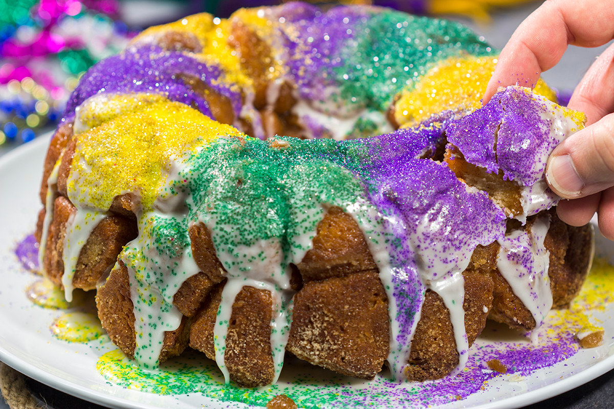 Looking for a delicious way to celebrate Mardi Gras? This Mardi Gras Monkey Bread is an easy and festive treat for the Carnival season!