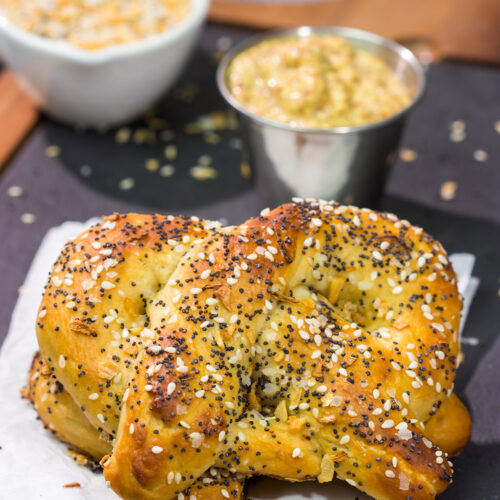 Put a twist on a classic everything bagel. These Everything Bagel Pretzels are the perfect savory snack for get-togethers with friends!