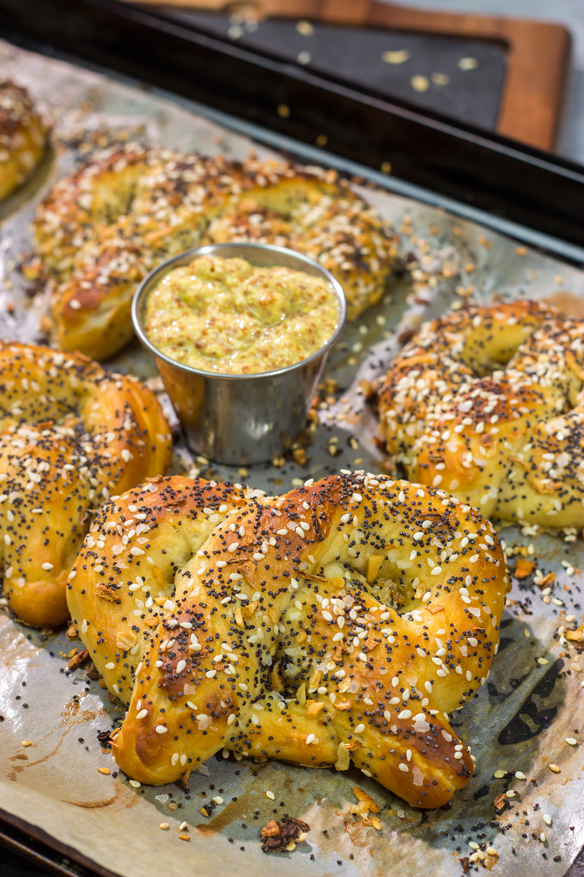 Put a twist on a classic everything bagel. These Everything Bagel Pretzels are the perfect savory snack for get-togethers with friends!
