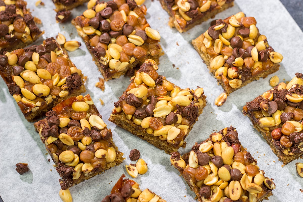 Featuring a sweet and salty combination of chocolate chips, caramel bits and roasted peanuts, these Chocolate Caramel Peanut Bars will satisfy any sweet tooth!