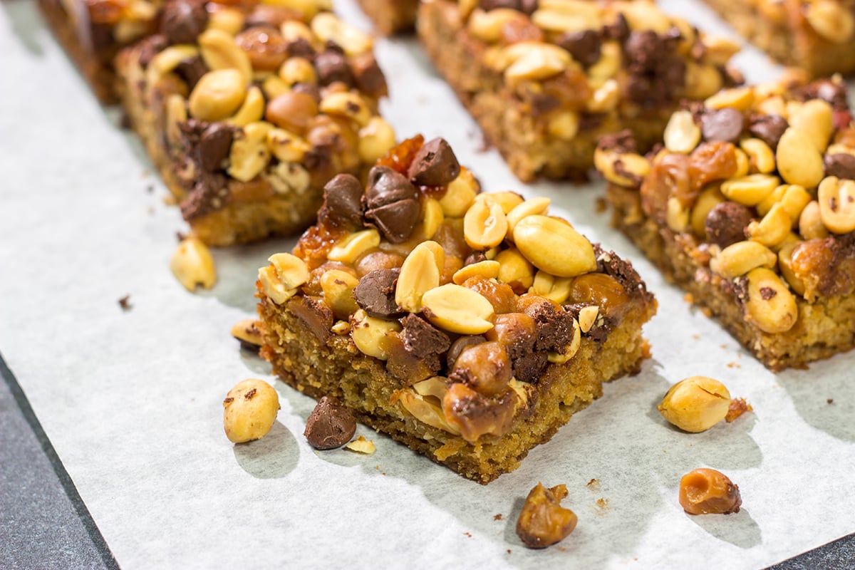 Featuring a sweet and salty combination of chocolate chips, caramel bits and roasted peanuts, these Chocolate Caramel Peanut Bars will satisfy any sweet tooth!