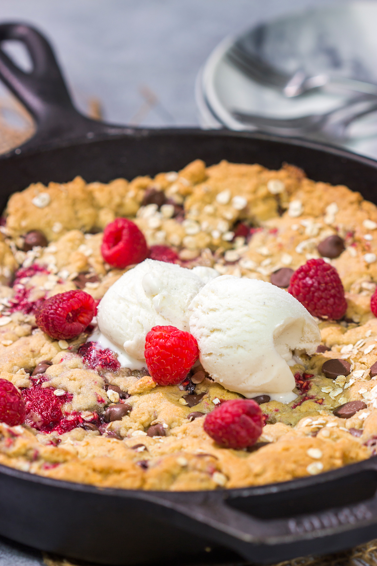 Who wants a gigantic cookie?? This Chocolate Raspberry Cookie is baked in a cast iron skillet, and it features fresh raspberries combined with chocolate chips. Yum!