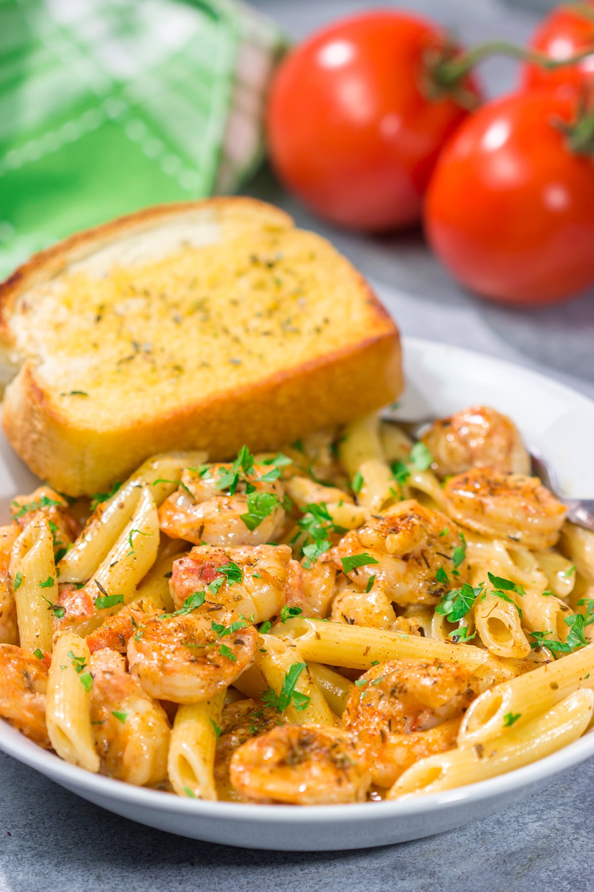This Copycat Chili's Cajun Shrimp Pasta features creamy alfredo sauce tossed with succulent Cajun shrimp. It's delicious - and easy enough for a weeknight meal!
